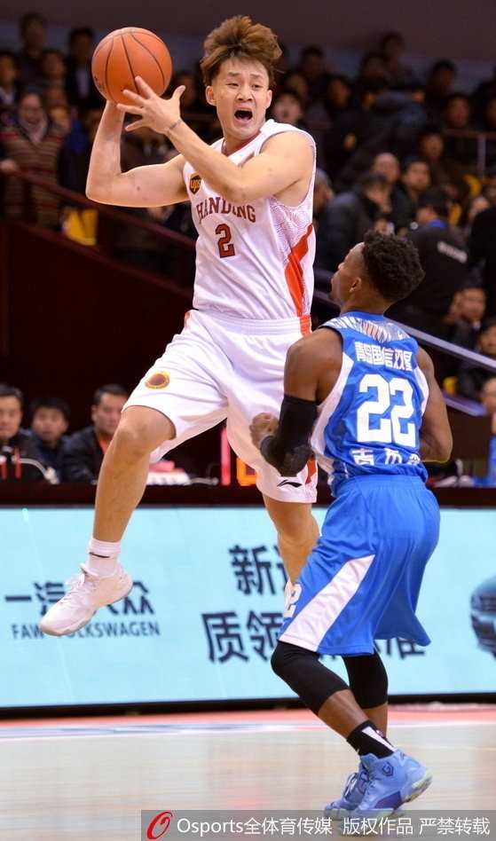 丁彦雨航扛起山东进攻大旗，面对防守悍将强行突破，全场22分12篮板的数据足够亮眼，却无奈成为了神迹背景板。