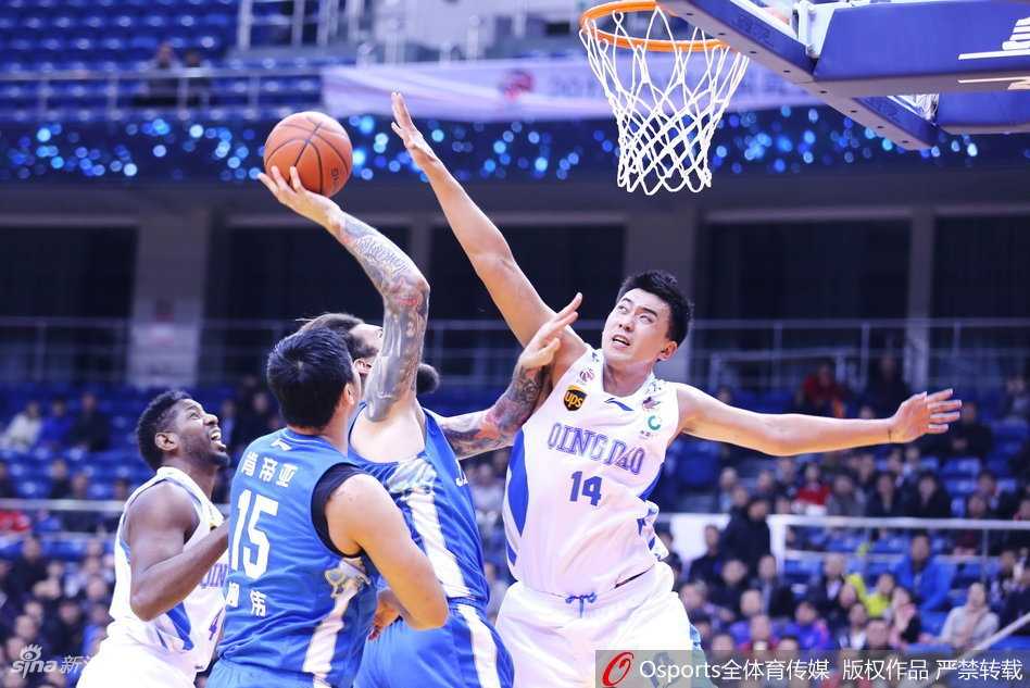 齐鲁德比遭双杀,巩晓彬直指防守痼疾,布鲁克斯准三双闪耀岛城 巩晓彬在场边焦急指挥,双手摊开向场内弟子呼喊战术