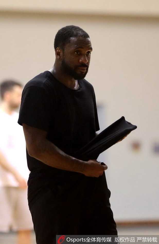 齐鲁新核蓄势待发:劳森首秀合练,山东高速男篮金秋备战直指总冠军 高强度训练让劳森汗流浃背,他顺手用球衣擦去脸上的汗水,眼神依旧坚定地盯着球场,这个小细节透露出他在训练中的投入与认真。