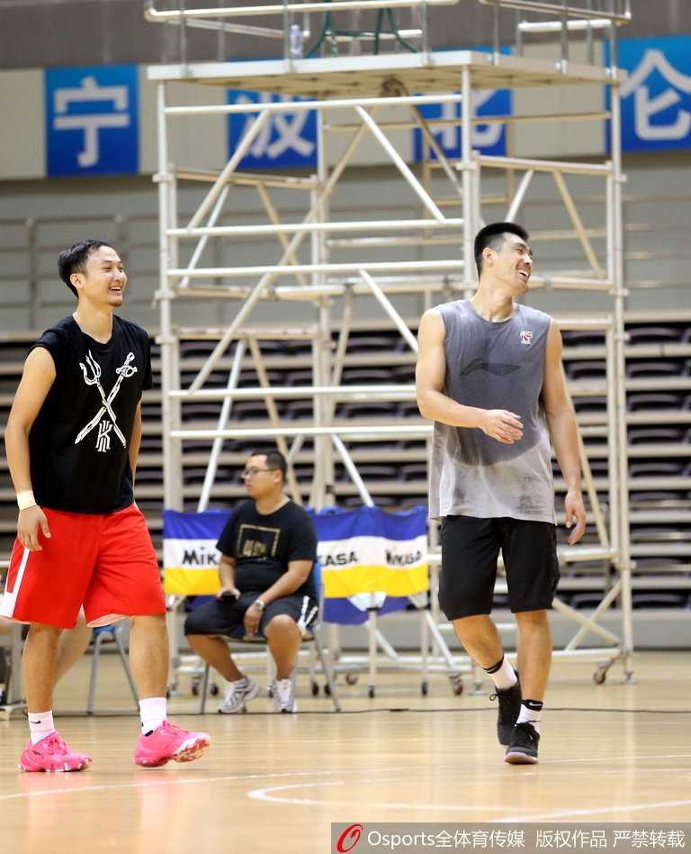 齐鲁新核蓄势待发:劳森首秀合练,山东高速男篮金秋备战直指总冠军 陶汉林与吴轲两位内线在篮下进行攻防练习,肌肉碰撞的声音此起彼伏,两人在对抗中咬牙坚持,展现出山东大汉的硬朗球风。