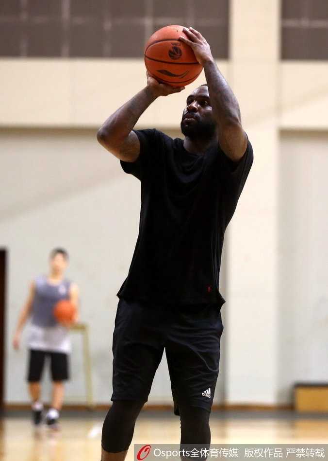 齐鲁新核蓄势待发:劳森首秀合练,山东高速男篮金秋备战直指总冠军 内线悍将贾诚在三秒区附近接到传球,他虚晃一枪后准备起身上篮,扎实的腳步和强壮的身体让他在禁区内极具威胁,他是山东男篮内线的重要轮换球员。