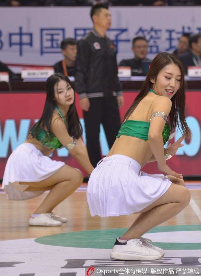 齐鲁暖阳映笑靥,篮球宝贝舞动泉城 这位篮球宝贝扎着清爽的马尾,在聚光灯下展示着充满活力的舞姿,眼神中透露出专注与自信,每一个动作都散发着属于青春的无限魅力。