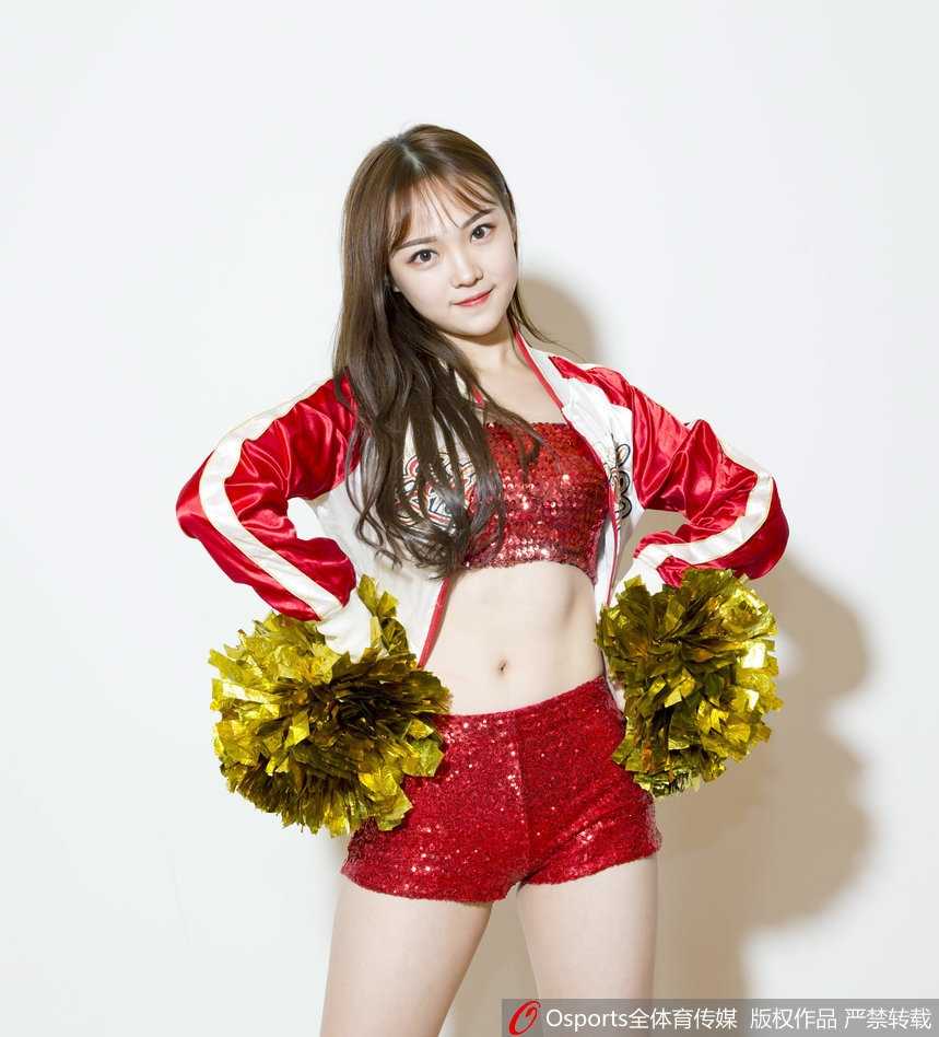 齐鲁最炫体育风尚:山东高速篮球宝贝炫舞团助威新赛季开门红 聚光灯下,山东高速篮球宝贝们扎着清爽的高马尾,身着亮黄色露脐战袍,在赛场中央随着动感音乐尽情舞动,展现出齐鲁女孩的飒爽英姿。