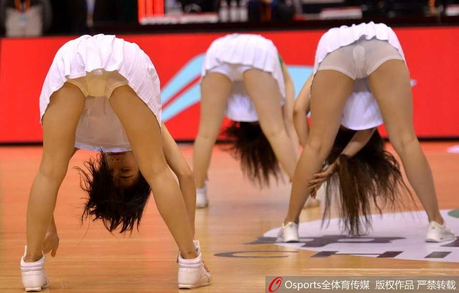 集体亮相环节，多名篮球宝贝摆出俏皮的ending pose，她们发梢的汗水在灯光下晶莹发亮，证明着刚刚舞蹈的激情与力度