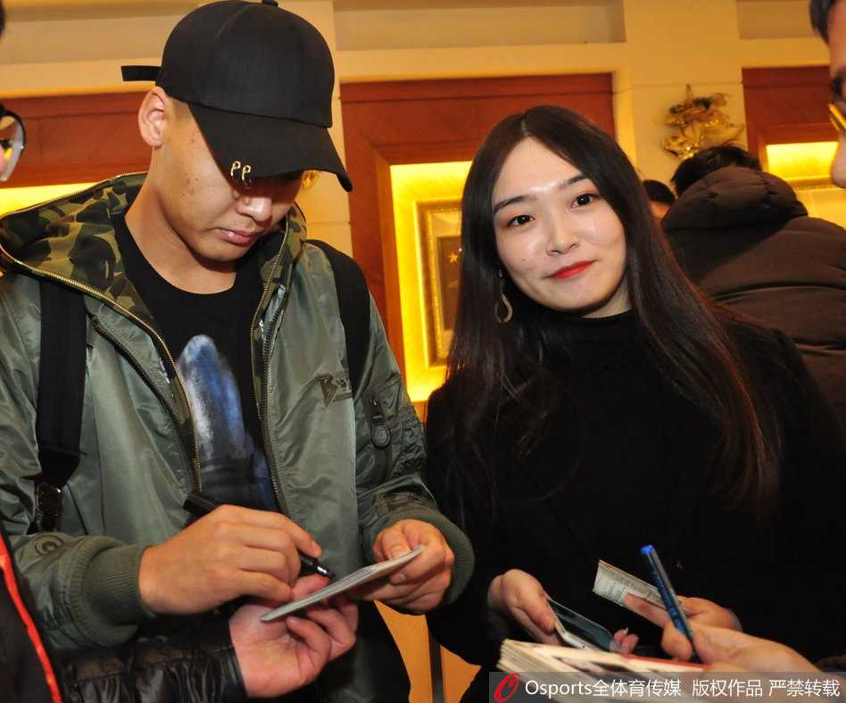 广东队主教练尤纳斯神情严肃地走在队伍前列，目光如炬审视着陌生的环境，手中紧握的战术板上似乎已写满了对山东主场的气势的应对之策。