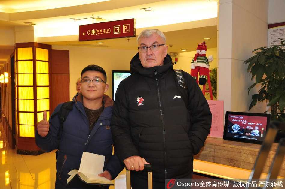 夜色中的济南街头，广东队的大巴车闪烁着尾灯缓缓驶入酒店驻地，车窗内球员的身影若隐若现，车外是依旧不愿离去的山东球迷，这一幕宛如大战前的静默序曲。