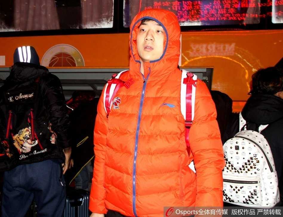 在球迷的层层簇拥下，广东队球员艰难前行，闪光灯此起彼伏照亮了他们坚毅的脸庞，这幅画面定格了CBA顶级对决前夕，赛场之外的另一种热烈交锋。