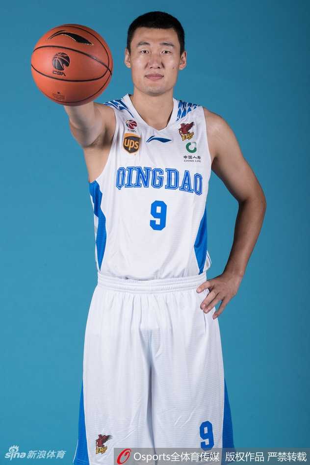 内线巨塔苏伟在镜头前握拳怒吼，坚毅的眼神仿佛在宣告他对禁区的绝对统治权，新赛季他将用宽厚的肩膀为青岛撑起内线屏障。