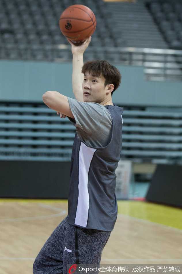 丁彦雨航在训练中凝视前方，目光如炬，汗水沿着脸颊滑落，神情专注而坚定。