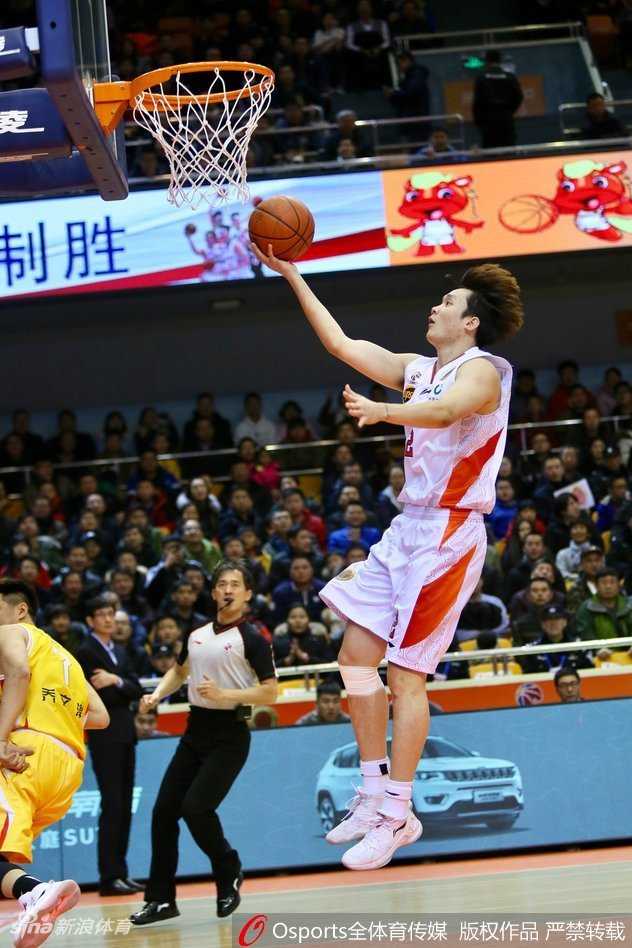 空中接力！陶汉林与劳森心领神会，后者送出精准击地传球，陶汉林拍马赶到双手挂筐暴扣