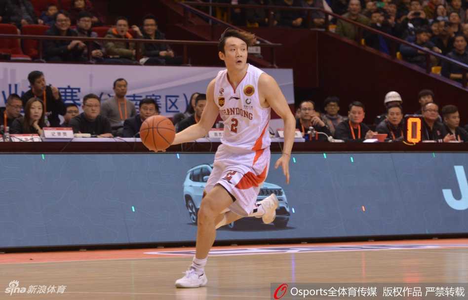 小丁持球强行突破！丁彦雨航面对防守者，眼神坚毅，利用节奏变化闪开角度，果敢上篮