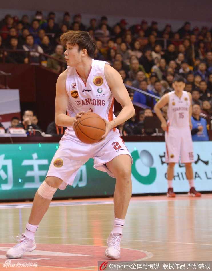 胜利的欢呼！山东队球员在替补席上全体起立，为场上的精彩配合忘情鼓掌，脸上洋溢着轻松与自信的笑容