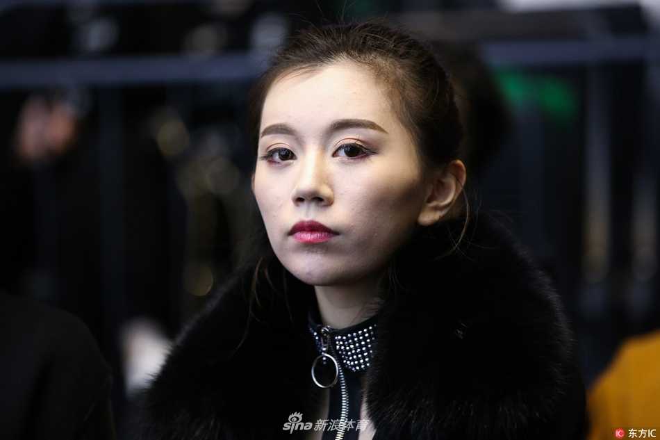 身着简约休闲装的丁彦雨航女友端坐在人声鼎沸的看台上，周围是狂热的球迷，她眼中却只有球场上那个驰骋的身影，温婉的气质与球馆的热烈形成一道独特的风景线。