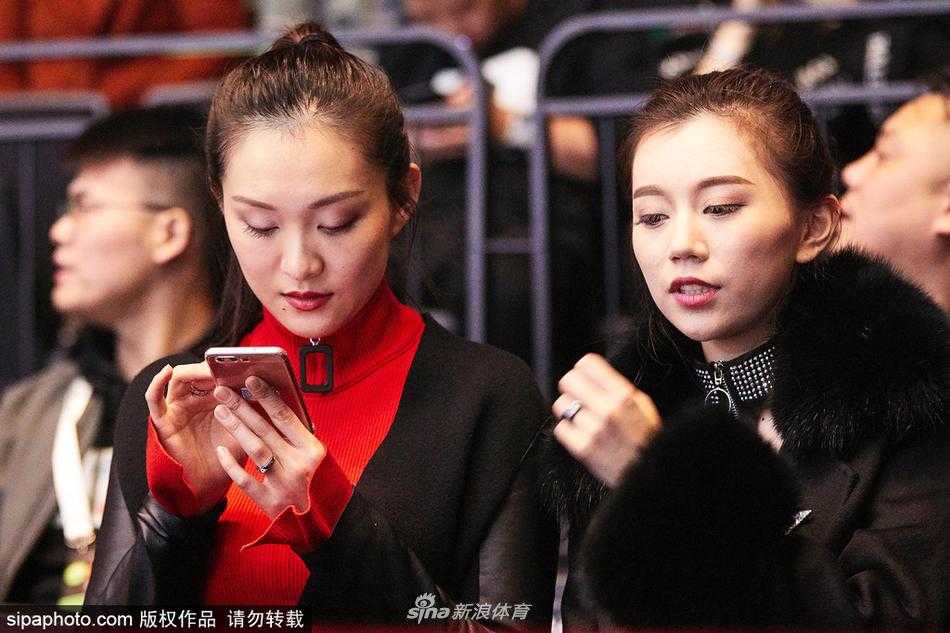 特写镜头下，小丁女友托腮凝望球场，嘴角挂着一抹不易察觉的浅笑，闪烁的现场灯光映在她清澈的眸子里，仿佛整个喧嚣的世界都与她无关，唯有那个身披战袍的他是唯一焦点。