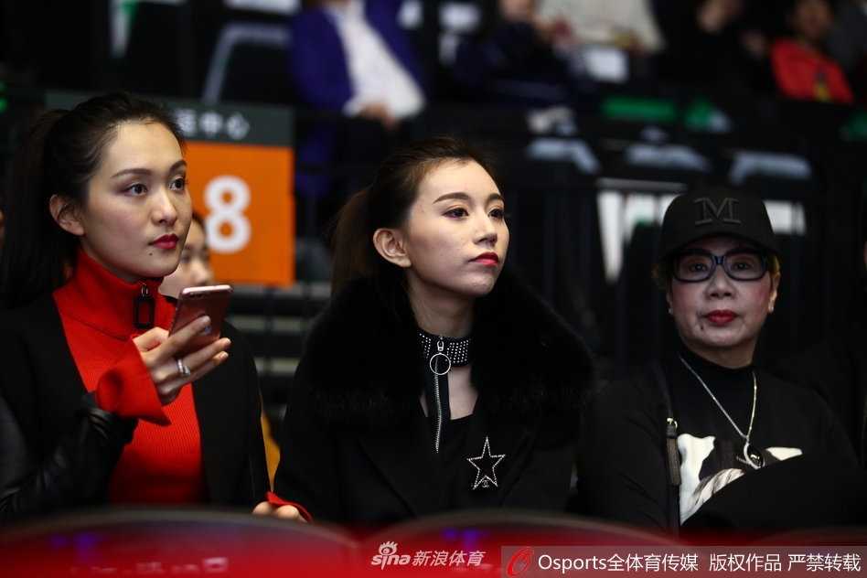 在赛场璀璨灯光的照耀下，丁彦雨航女友的身影显得格外修长，她似乎正在起身，准备用一次简单的鼓掌，为即将重新登场、为了胜利拼搏的男友送上最坚定的支持。