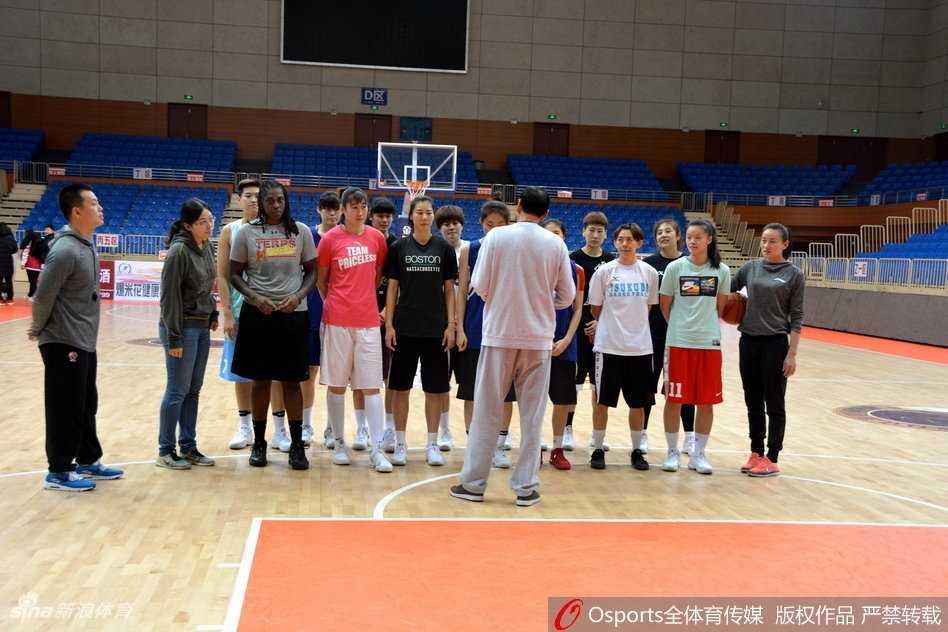 主帅侯冰手拿战术板，神情严肃地为队员们讲解战术跑位，杨衡瑜等主力队员围成一圈，专注地聆听战术部署。