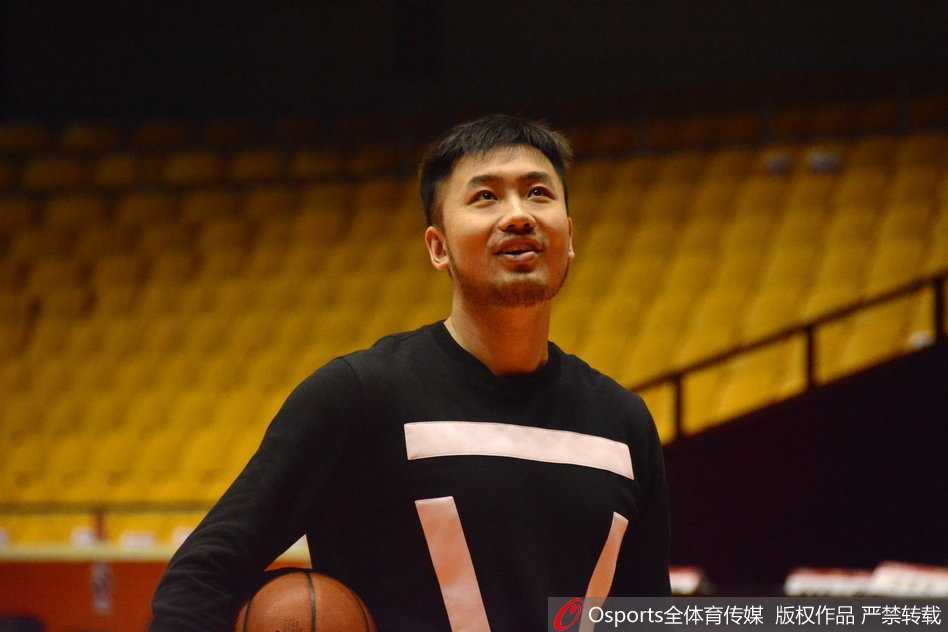 齐鲁盼盼:新援莱恩入列,山东高速男篮吹响季后赛冲锋号 丁彦雨航在场地边进行拉伸恢复,姿势舒展。他的健康归来,无疑是山东男篮季后赛征程中最有力的强心剂。