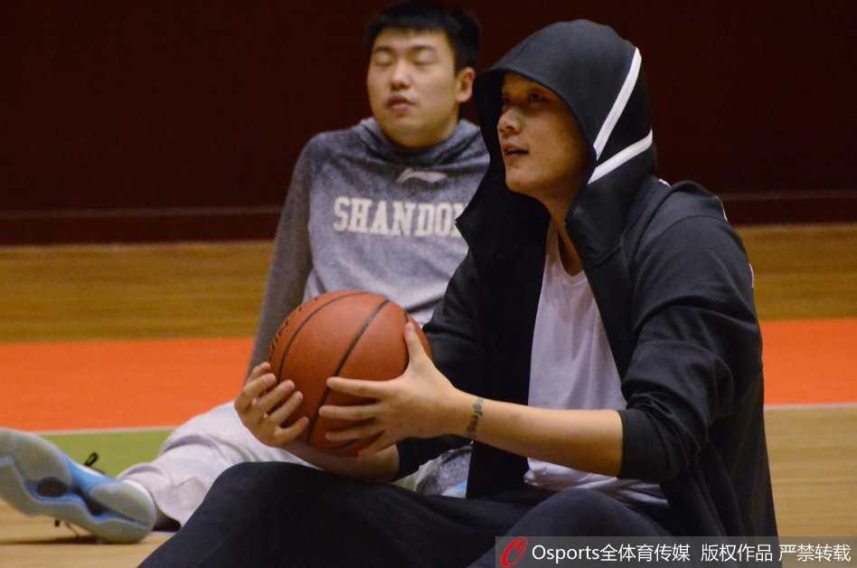 齐鲁盼盼:新援莱恩入列,山东高速男篮吹响季后赛冲锋号 训练间隙,队长睢冉与吴轲眼神交汇,相视一笑,这是属于老将之间无需言语的默契与鼓励。