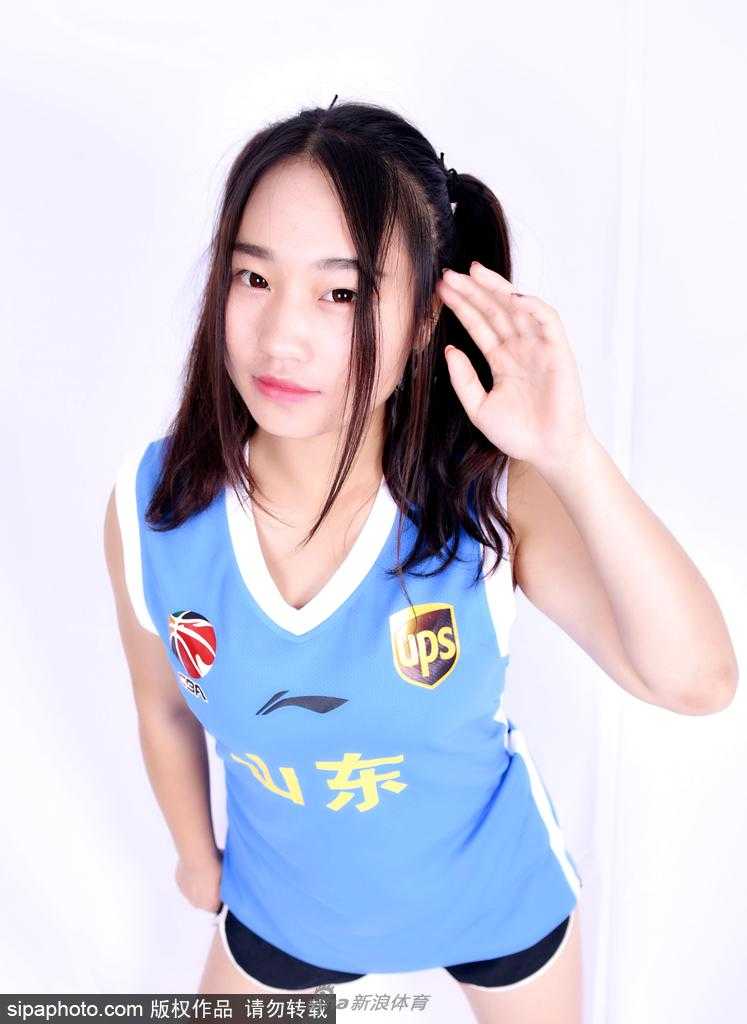 篮球宝贝在训练间隙，对着镜头俏皮地比出剪刀手，眼神中流露出对赛季开始的无限憧憬。