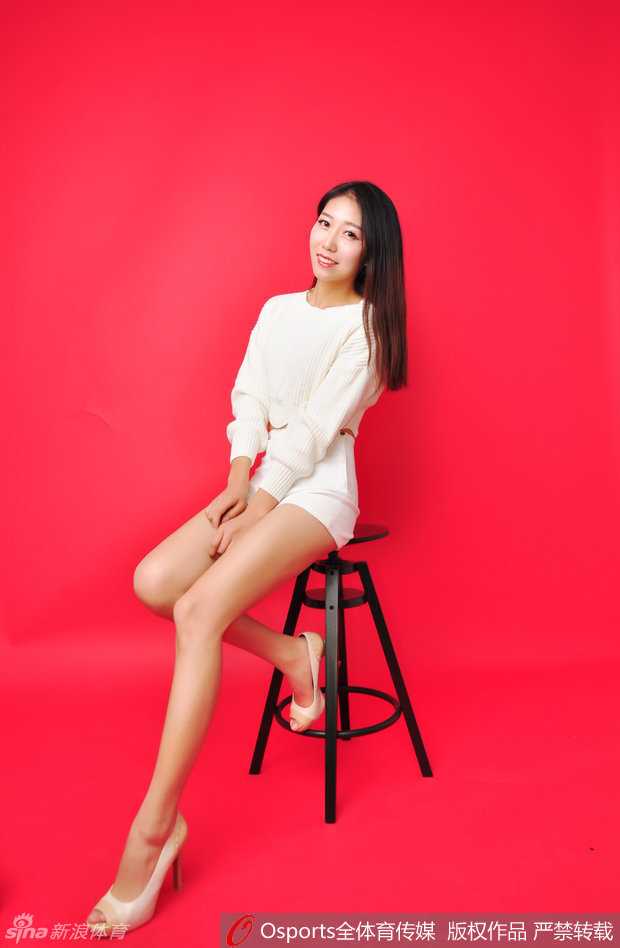 柔和的日光下，啦啦队员轻松展示高难度一字马，修长身姿与纯白衣物构成一幅绝美画卷。