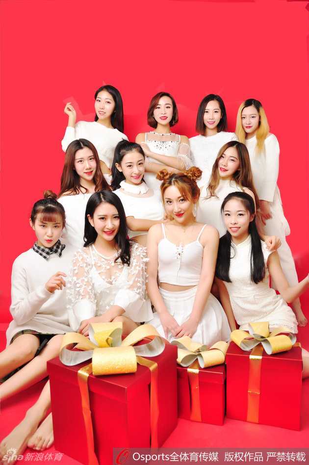 压轴的照片中，宝贝们集体亮相，高举双臂欢呼，仿佛将赛场上的激情带到了镜头之前。