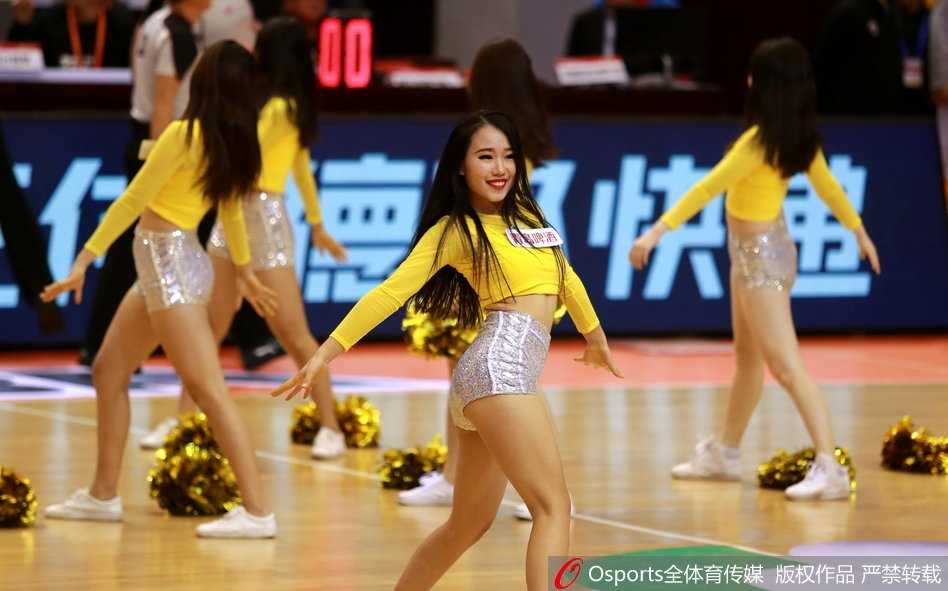 齐鲁篮筐上的风景线 山东篮球宝贝百变服装秀闪耀CBA赛场 镜头拉近,一位宝贝正对着看台露出灿烂的笑容,她身上的银色流苏裙随着轻盈的动作摇摆,将快乐和自信传递给每一位到场观众。