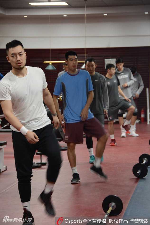 训练馆内，球员们正进行高强度的战术演练，场边教练组目不转睛地观察细节