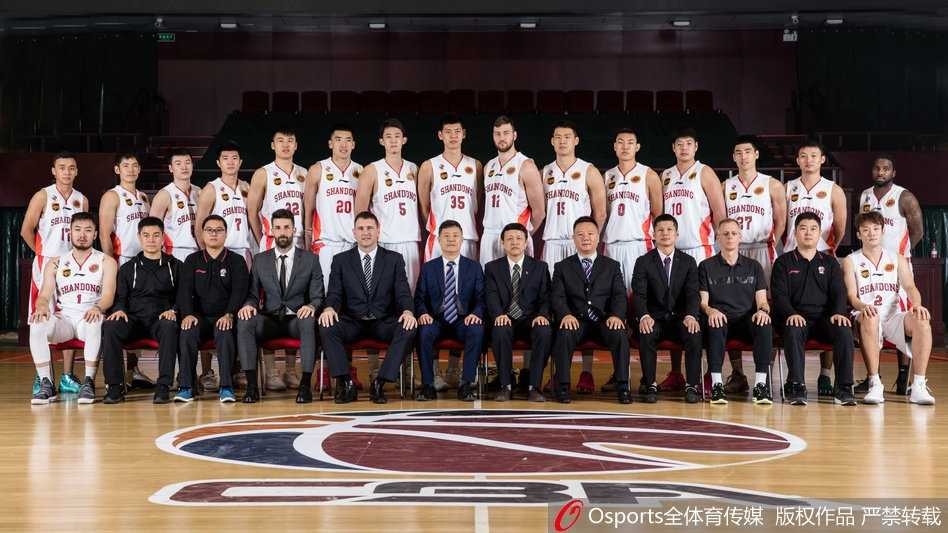 丁彦雨航身披山东高速战袍，目光如炬凝视镜头，周身散发着连庄MVP的王者霸气。