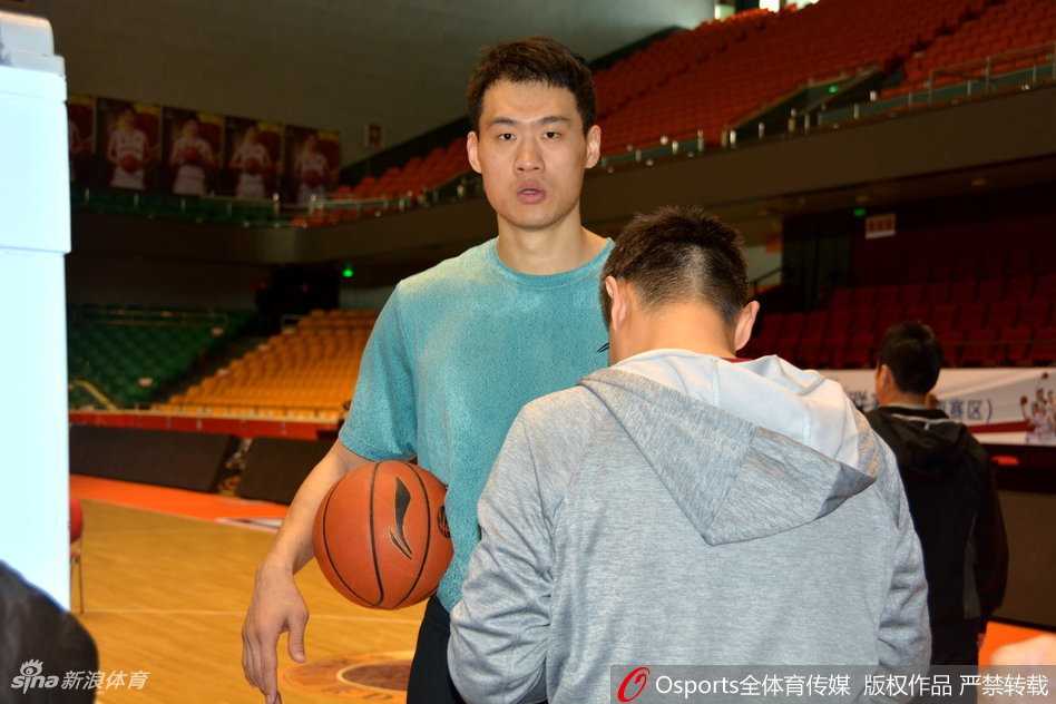 主教练邱彪在场边双手拢在嘴边，大声地向场上的队员们传达着战术指令，他的激情与专注感染着训练馆里的每一个人。