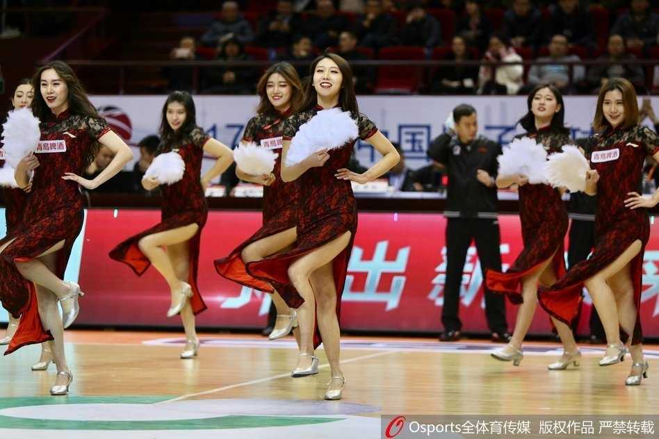 篮球宝贝们手持金色花球，伴随着动感音乐整齐跃起，复古旗袍的裙摆在空中划出优美弧线，青春的活力与古典的优雅在这一刻完美定格。