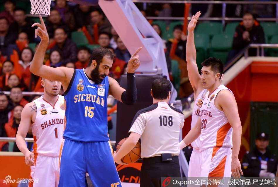 吴轲外线张手命中三分，山东替补席瞬间沸腾