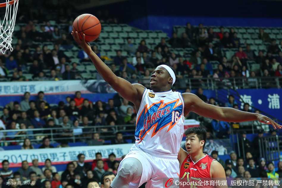 拜克斯如利刃般持球强突禁区，他的眼神坚毅，步伐迅捷，在防守球员的围堵中杀出一条通往篮下的血路。