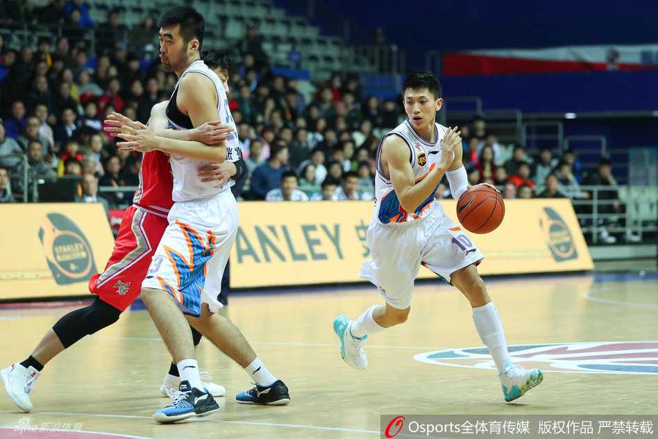 亚布塞莱如直升机般腾空而起，双手高擎准备完成一记势大力沉的双手灌篮，其惊人的弹跳力令全场瞬间沸腾。