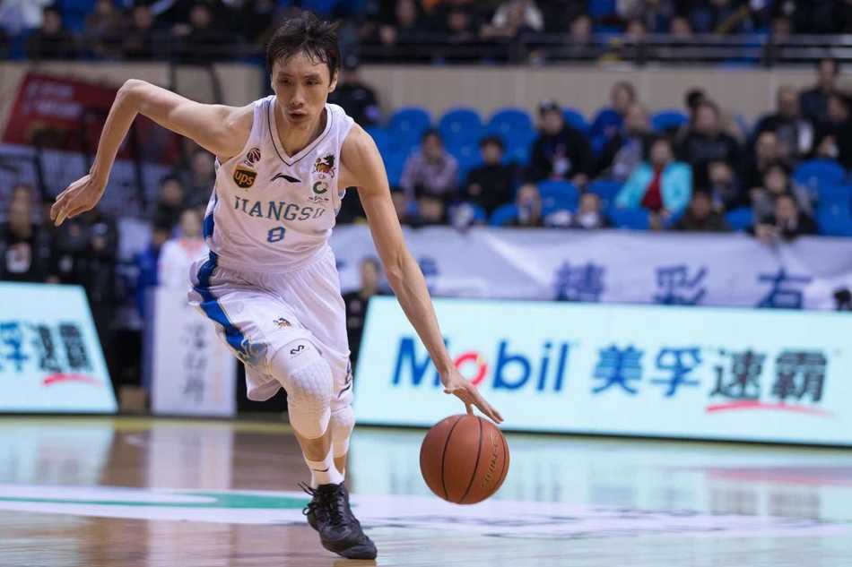 龙争虎斗!福特森率广厦攻克金陵,肯帝亚苦战吞苦果 浙江广厦外援福特森高速运球穿越半场,面对两名江苏防守球员的包夹,他压低重心,嘴角挂着自信的微笑,仿佛一切尽在掌握。