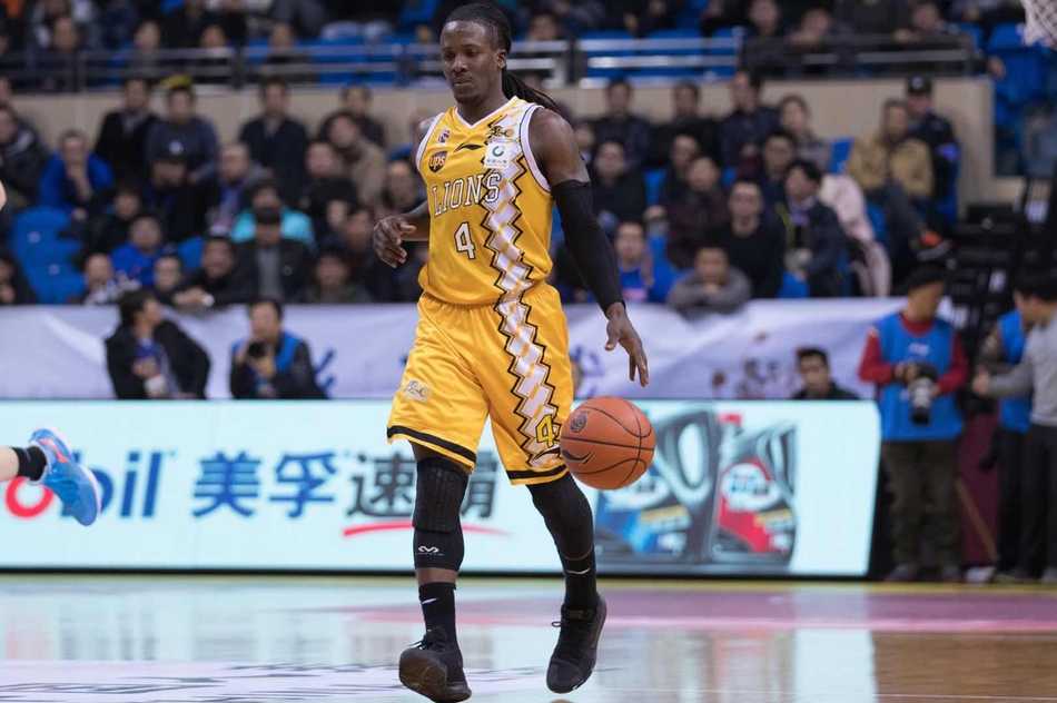 龙争虎斗!福特森率广厦攻克金陵,肯帝亚苦战吞苦果 广厦队李京龙在底角命中外线三分后,右手握拳高举,脸上洋溢着兴奋的笑容,身旁的江苏队防守球员面露无奈之色。