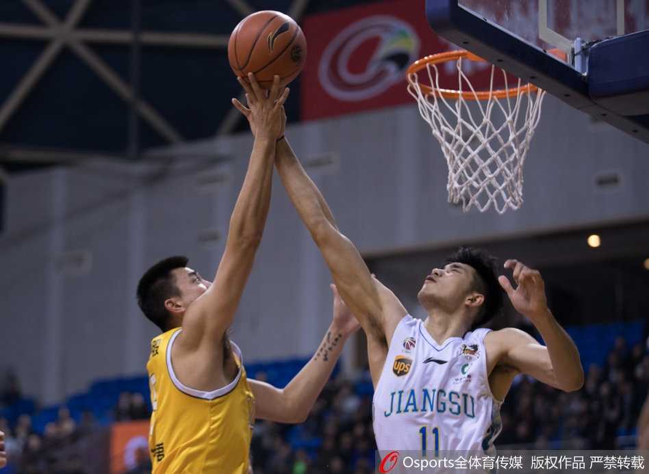 龙争虎斗!福特森率广厦攻克金陵,肯帝亚苦战吞苦果 广厦队胡金秋在江苏队两人夹击的缝隙中,用一记柔和的手感完成抛投,眼神专注于篮筐,展现了“中国字母哥”的灵动与天赋。