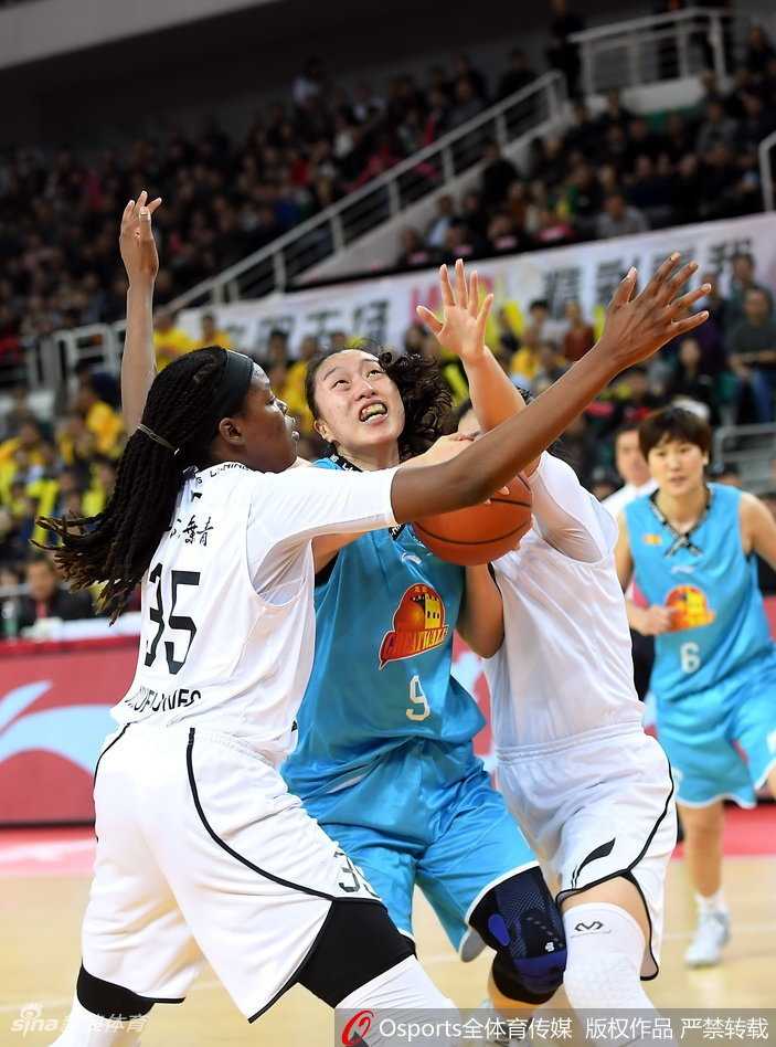 山西队后卫武桐桐在比赛关键时刻，面对北京队高大的防守者，毫无惧色地持球突破，她飘逸的长发在空中飞舞，写满了对胜利的渴望。