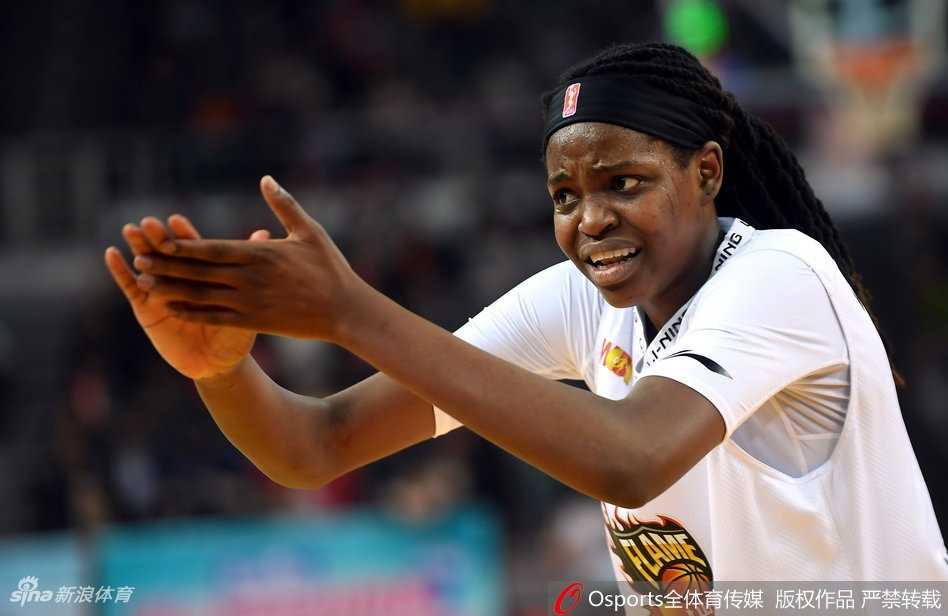 获胜后的北京女篮队员们围在一起，脸上洋溢着笑容，她们相互击掌鼓励，客场取胜让她们在总决赛中占得先机，向着三连冠的目标大步迈进。