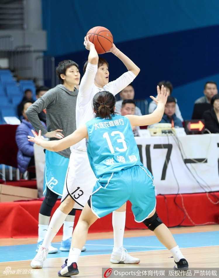 双方球员在篮下激烈卡位，手臂纠缠在一起，争夺每一个可能改变战局的篮板球，气氛剑拔弩张。