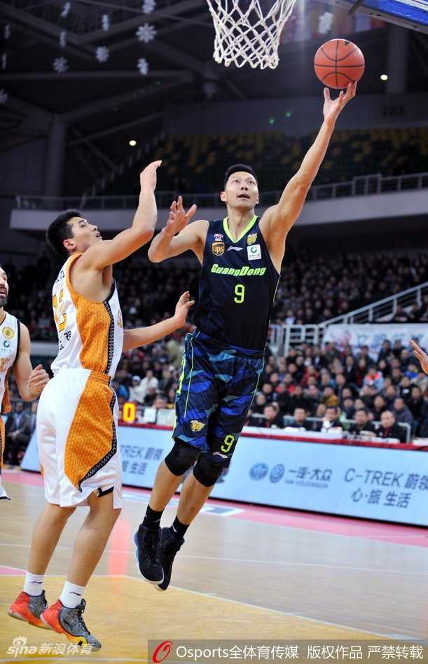 山西队后卫在失去平衡的瞬间，眼神仍死死锁定篮筐，奋力将球推向天空，整个人则重重摔向地板，诠释了拼尽最后一颗子弹的体育精神。