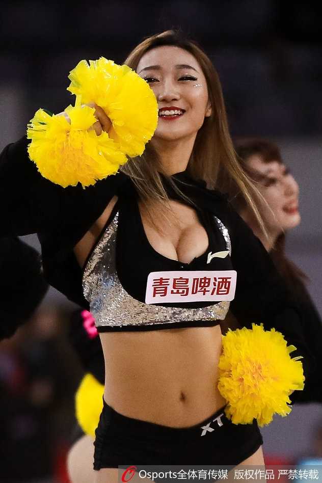 在蓝色灯光营造的梦幻氛围中，宝贝们变换队形，展现柔美身姿，仿佛海浪般此起彼伏，为硬朗的篮球场增添了一抹柔情。