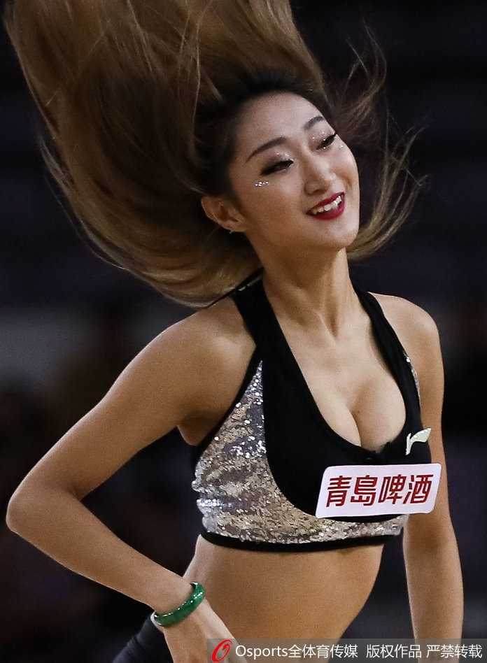 北控篮球宝贝们身着亮黄色短裙，随着动感节拍高高跃起，仿佛要触碰球馆穹顶的灯光，瞬间点燃全场热情。