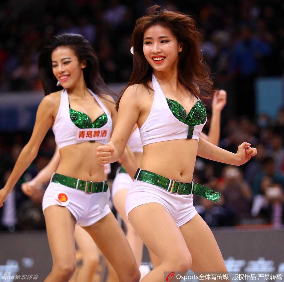 这位篮球宝贝扎着清爽的马尾，在聚光灯下回眸一笑，甜美的笑容与动感的身姿相得益彰，尽显青春活力。