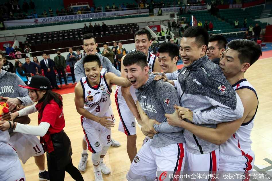 一旁的队友们看着寿星的“狼狈”模样，纷纷开怀大笑，球队其乐融融的融洽氛围在这一刻展现得淋漓尽致。