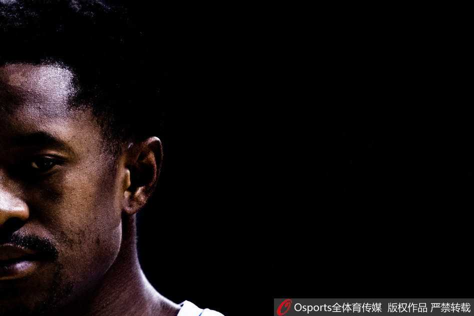 易建联在浙江队内线群中如巨人般跃起，以雷霆万钧之势完成单手劈扣，对手只能望球兴叹，篮筐在他手中仿佛都在颤抖。