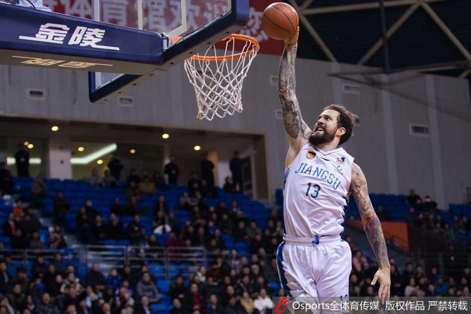 辽宁队哈德森在高速突破中面对两人夹击，空中扭腰拉杆，用一记极富想象力的低手上篮躲过封盖，动作舒展如杂耍般将球送入篮网。