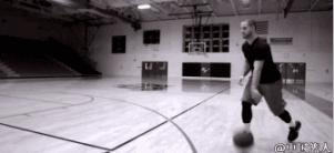 🏀 迷踪幻影·欧洲步大观 🏀 韦德像一辆顶级的跑车,在高速行驶中突然完成了一个违反物理学的直角转弯,将防守人定格在原地,自己则如鬼魅般滑向篮下。