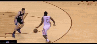 🏀 迷踪幻影·欧洲步大观 🏀 球员眼神看向一侧队友,单手做出传球的假动作,下一秒却迅速收球,双脚如螃蟹般横向拉开,轻松过掉防守者。