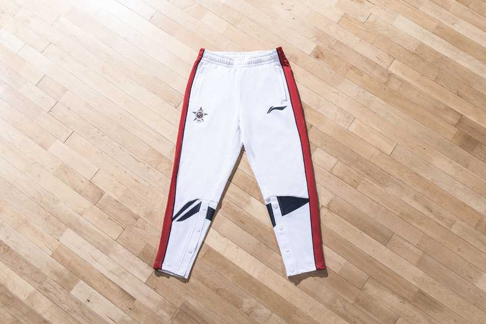 🏆燃情鹏城,荣耀装备!回顾2018年CBA全明星周末的南征北战与时尚风暴🏀 南区领袖易建联腾空而起,单手劈扣!他身着的红黑战袍在灯光下猎猎作响,这一扣不仅震撼了篮筐,也为他即将到手的MVP奖杯添上了最重的一码。