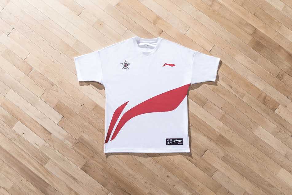 🏆燃情鹏城,荣耀装备!回顾2018年CBA全明星周末的南征北战与时尚风暴🏀 北区明星赵继伟身着黄白相间的装备在场边神情专注,简约的现代剪裁与经典的北区配色相得益彰,让他无论在场上下都散发着冷静的领袖气质。